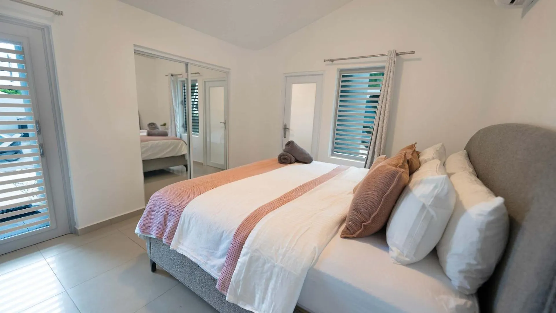 Private 7 Villa Complex With 16 Bedroom Pool & Jacuzzi Dorado Holiday home